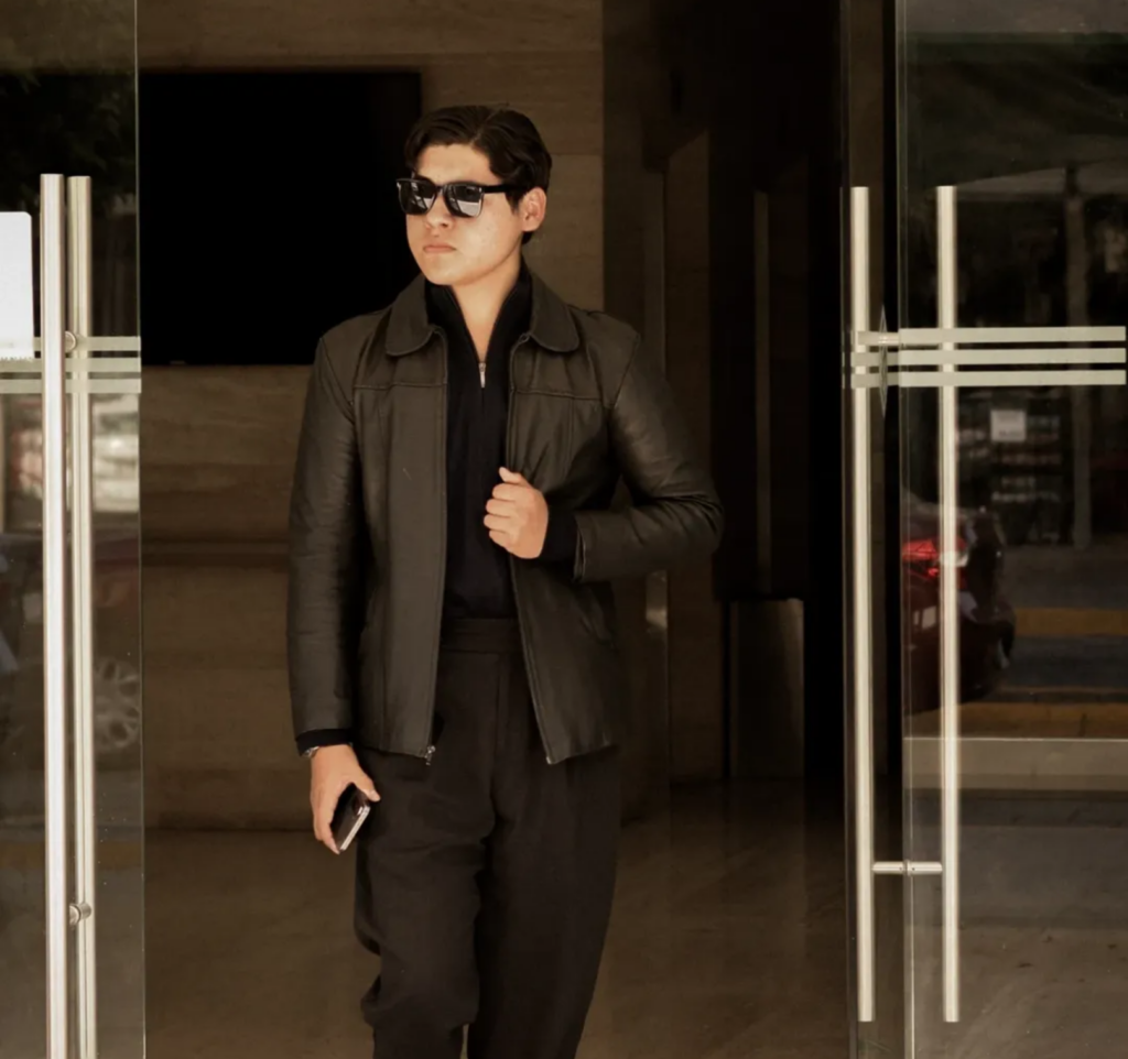 Retrato de Guillermo Herrera influencer de moda masculina con estética limpia y contemporánea