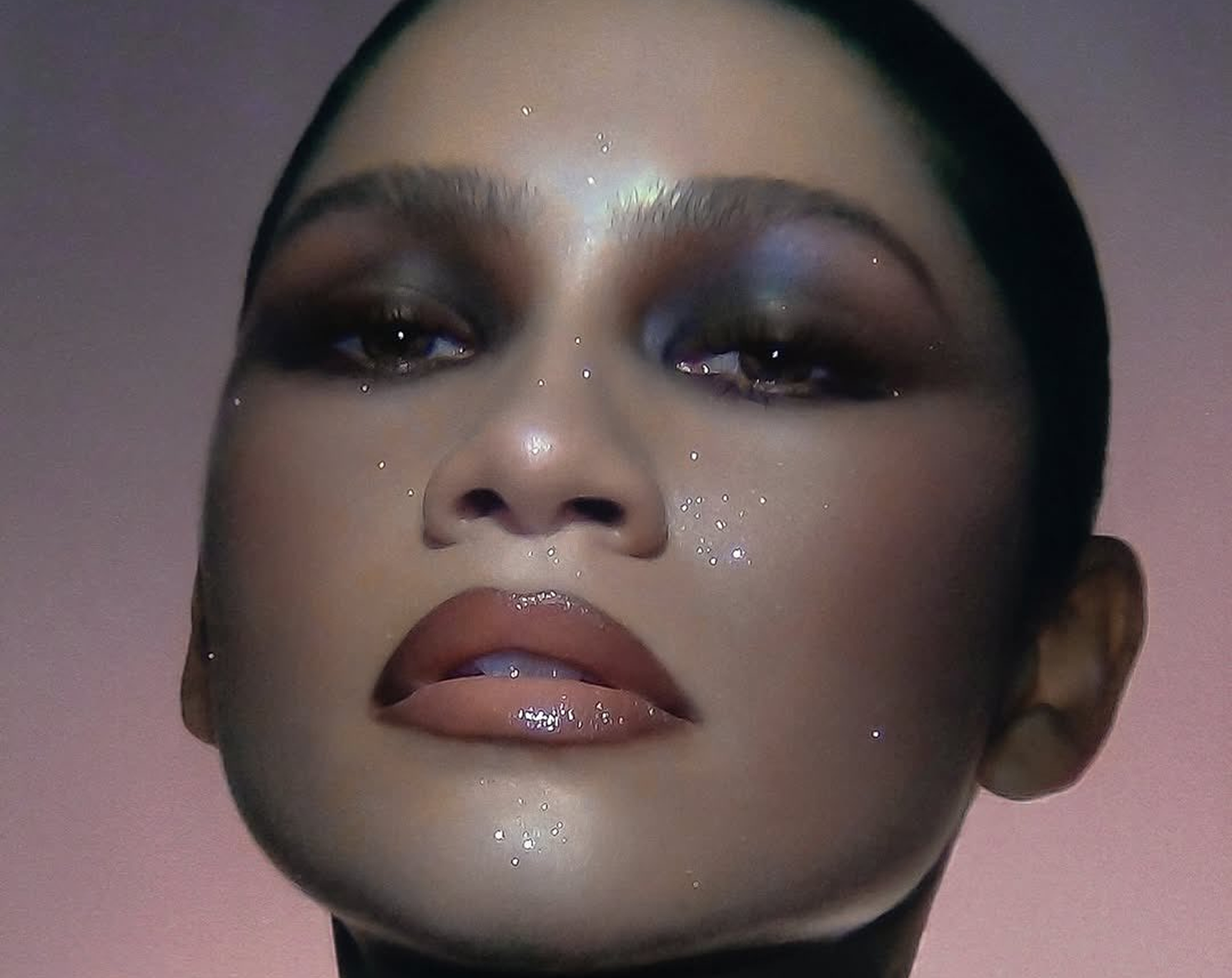 Zendaya con piel luminosa y maquillaje brillante, que ilustra cómo el color y el shine vuelven al maquillaje como forma de expresión.