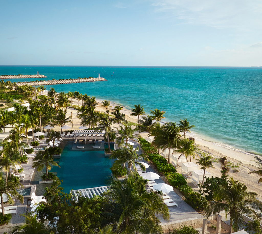 El resort SLS Playa Mujeres ofrece una experiencia all-inclusive pensada para distintos ritmos de viaje.