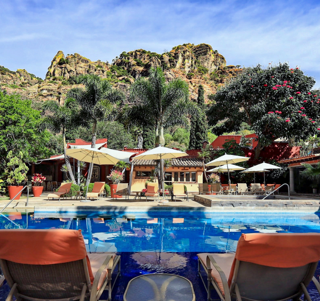 Vista panorámica de Tepoztlán rodeado de montañas durante el Holistic Yoga & Mobility Fest 2026.