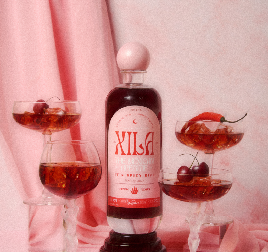 Botella de Xila, aperitivo mexicano elaborado con mezcal espadín y siete botánicos.