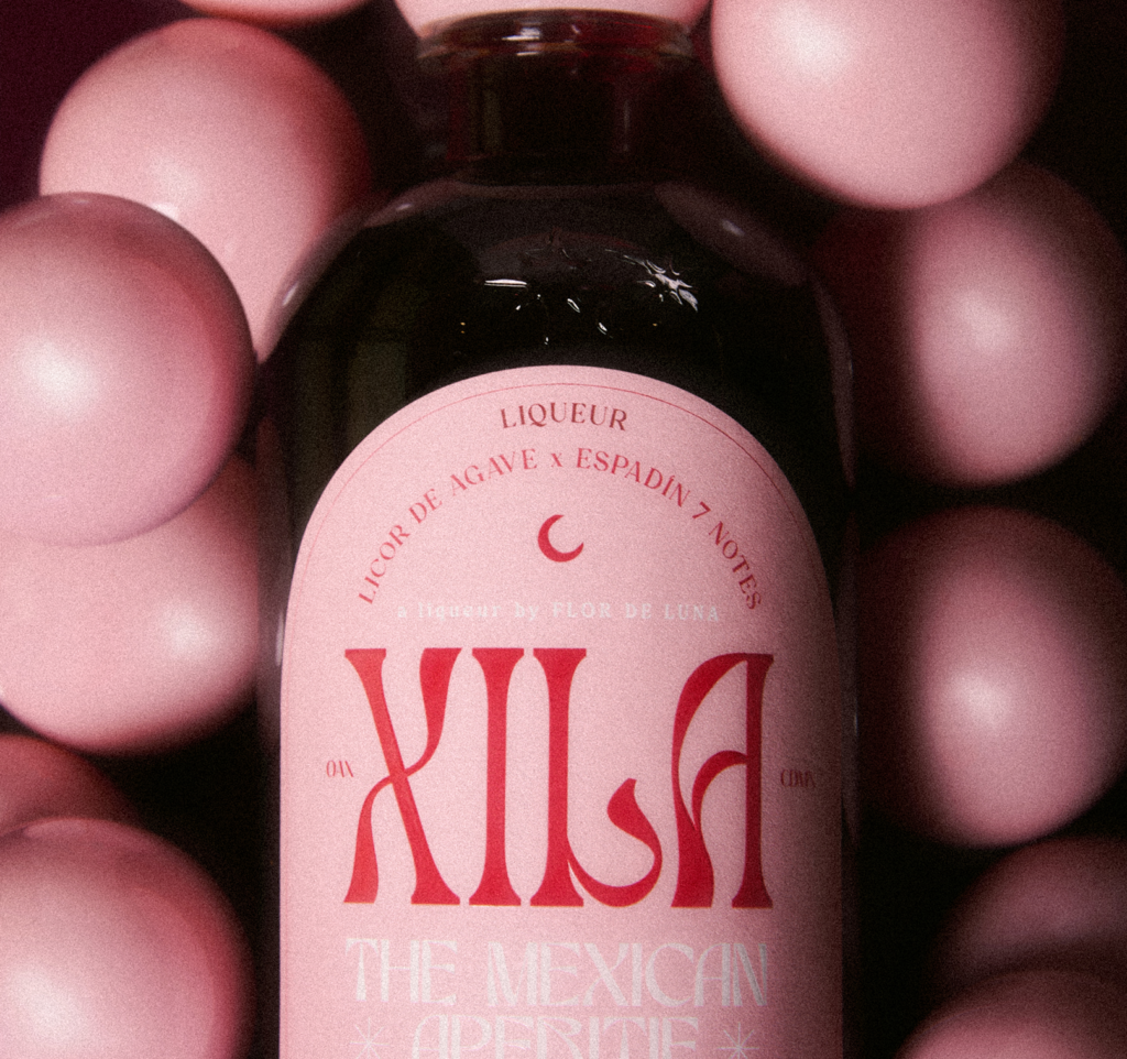Detalle del diseño de la botella de Xila, aperitivo mexicano creado por mujeres en la destilería Flor de Luna.