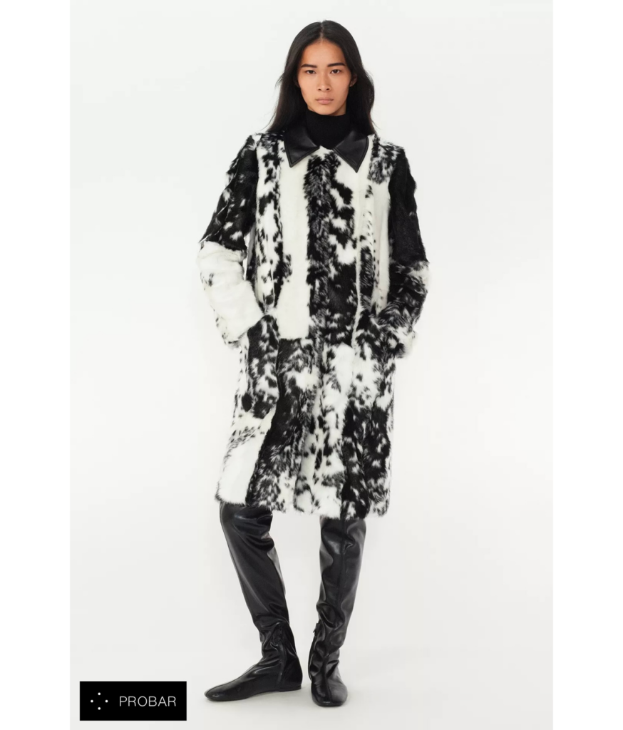 Modelo de Zara vistiendo un abrigo texturizado en blanco y negro, presentado como parte del probador virtual con inteligencia artificial de Zara dentro de la app.