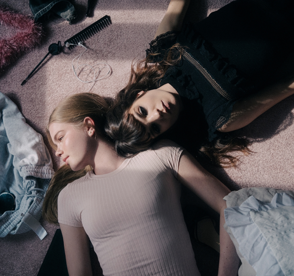 Scene of emotional distance in the grief of losing a friendship