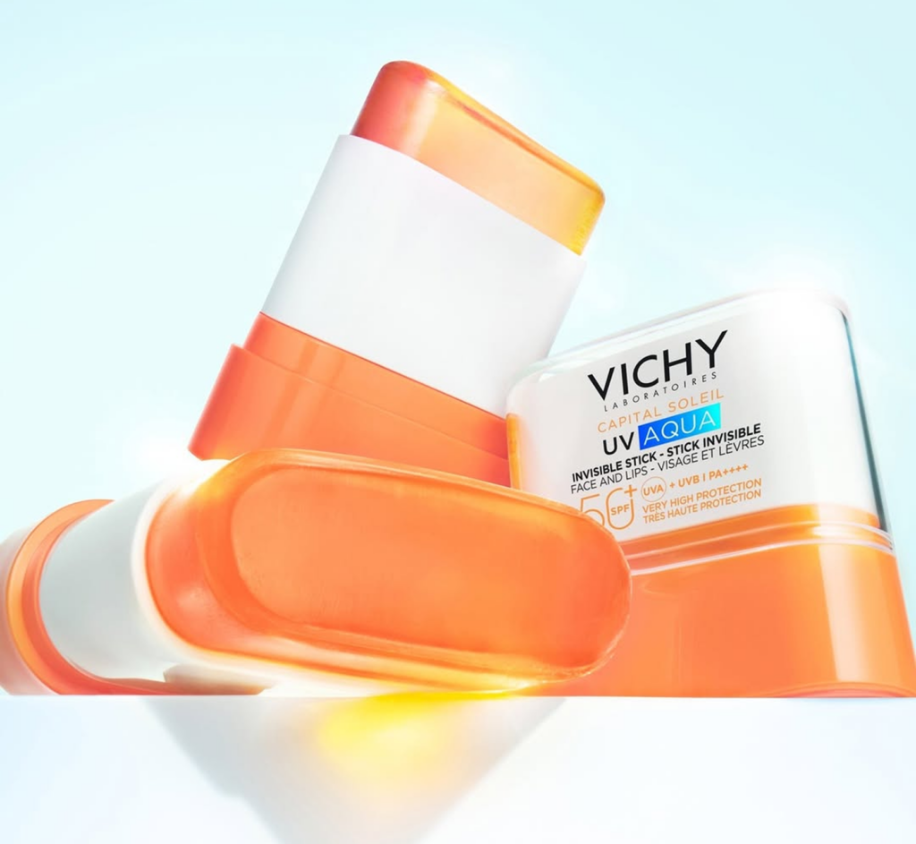 El cuidado masculino encuentra en Capital Soleil Invisible Stick de Vichy una forma práctica de incorporar protección solar todos los días.