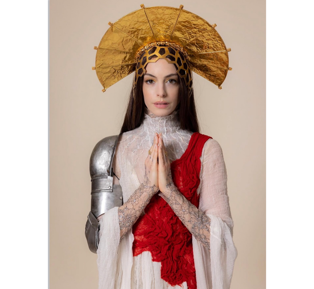 El diseño de cabello en Mother Mary ayuda a comunicar la transformación emocional del personaje.