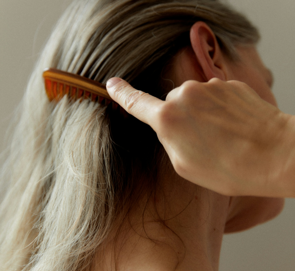 Mujer adulta en etapa de menopausia cuidando su bienestar