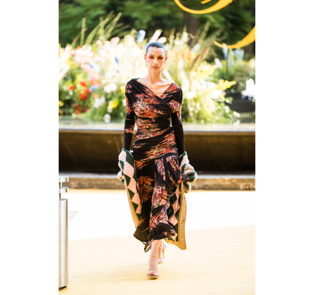 Look bohemio contemporáneo con  en la pasarela de El Palacio de Hierro primavera 2026.