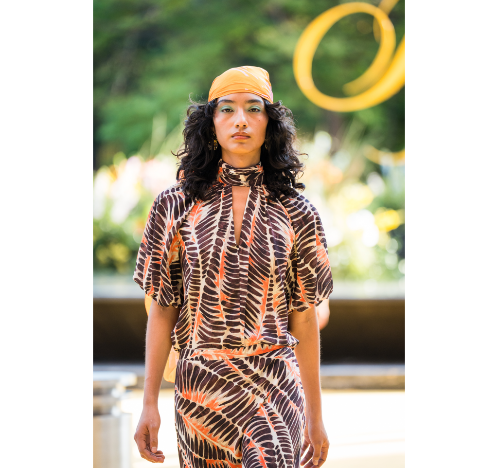 Vestido fluido con mangas amplias presentado en la Gala de Primavera de El Palacio de Hierro para tendencias primavera 2026.