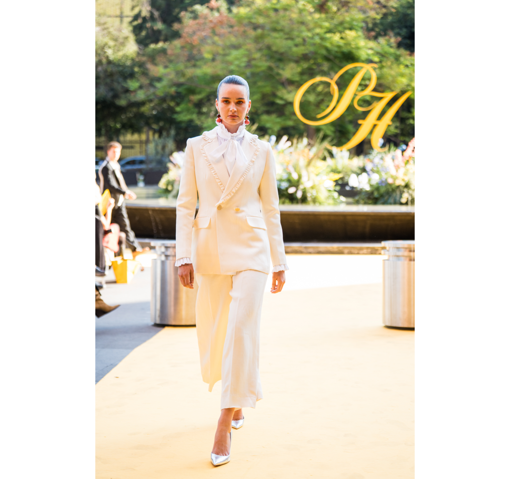 Look de sastrería estructurada presentado en la Gala de Primavera de El Palacio de Hierro durante la pasarela de tendencias primavera 2026.