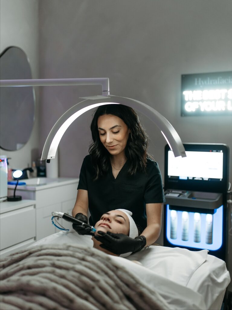Tratamiento Hydrafacial durante un procedimiento de cuidado de la piel enfocado en Skin Health.