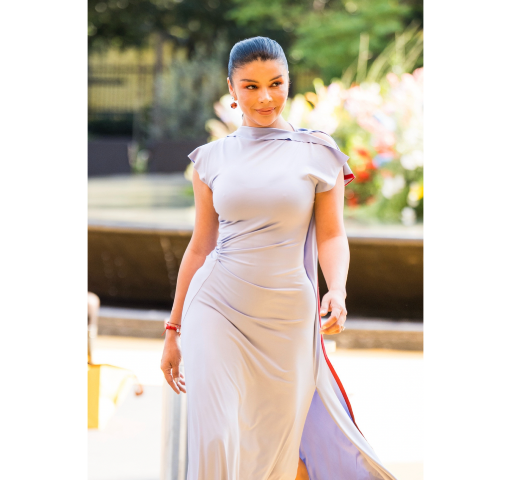 Claudia Valdez, fundadora y editora en jefe de Topics That Transform, desfila en la Gala de Primavera de El Palacio de Hierro durante la presentación de tendencias primavera 2026.