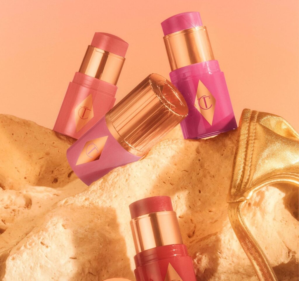 Mini Unreal Blush Healthy Glow Stick de Charlotte Tilbury con acabado luminoso para un look de Glow Makeup.
