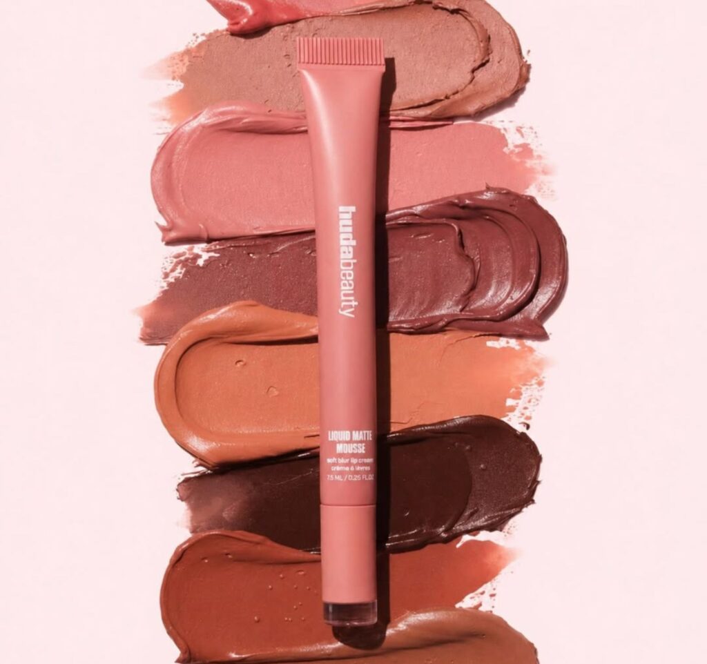 Liquid Matte Mousse de Huda Beauty con textura mousse y efecto soft blur.