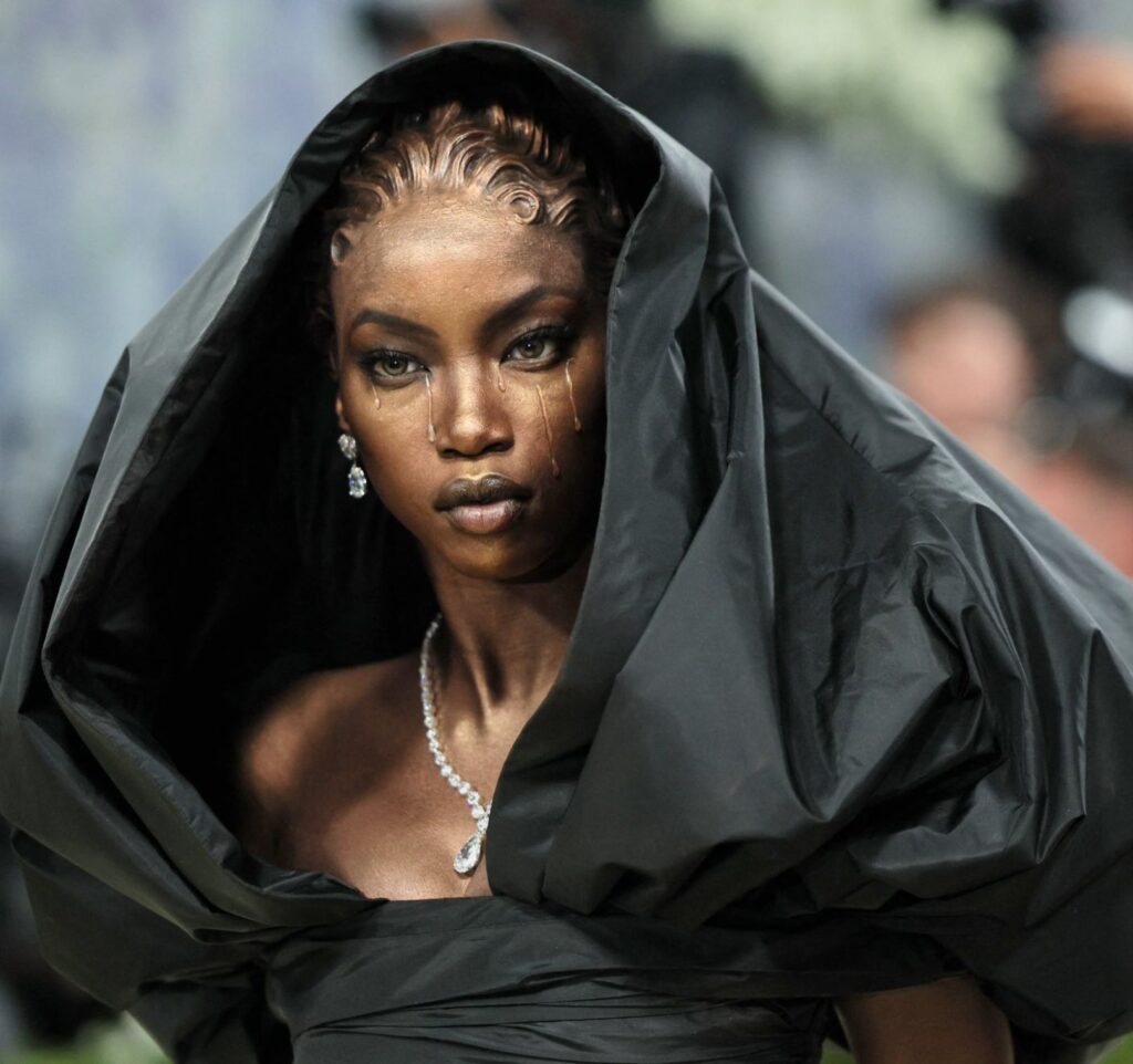 Anok Yai en Met Gala 2026 con lágrimas doradas