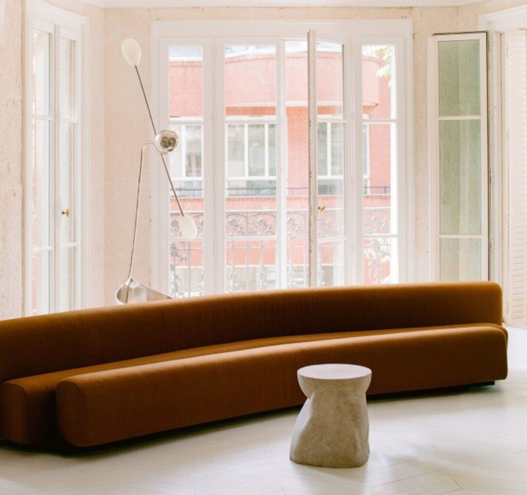 Contemporary living room with natural materials and warm lighting, reflecting a new vision of the smart home.